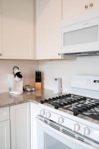 Private Hot Tub The Perch 14 Patio 2BR Downtown