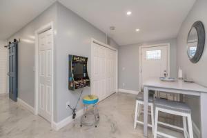 Lakefront Gem Cozy Stay w Dock Sunset Views