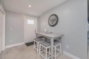 Lakefront Gem Cozy Stay w Dock Sunset Views