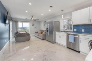 Lakefront Gem Cozy Stay w Dock Sunset Views