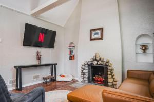 Whimsical Historic Getaway Near Golf Skiing and Wisconsin Southern Lakes