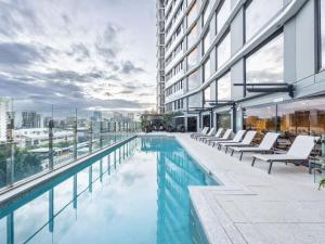 Stylish 2BR Unit with Pool and Gym in South Brisbane