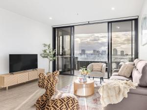 Stylish 2BR Unit with Pool and Gym in South Brisbane