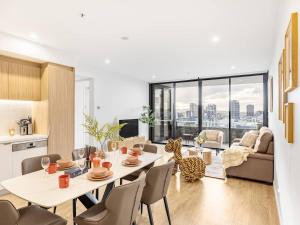 Stylish 2BR Unit with Pool and Gym in South Brisbane