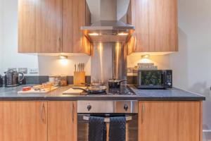 Modern 1-Bedroom Apartment with Balcony, Free Parking, WIFI, Perfect for Families and Groups