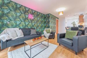 Modern 1-Bedroom Apartment with Balcony, Free Parking, WIFI, Perfect for Families and Groups