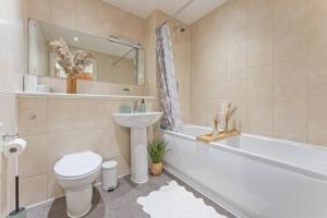 Modern 1-Bedroom Apartment with Balcony, Free Parking, WIFI, Perfect for Families and Groups