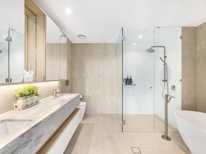 Luxe Broadbeach Escape 4BR with Ocean Views and Pool