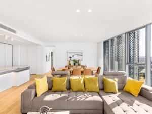 Luxe Broadbeach Escape 4BR with Ocean Views and Pool