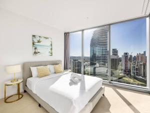 Luxe Broadbeach Escape 4BR with Ocean Views and Pool