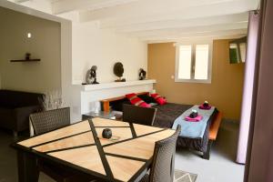 B&B / Chambres d'hotes Mas La Farelle Chambre d'hote,Fitness & Salle de jeux Gratuite & SPA en supplement : photos des chambres