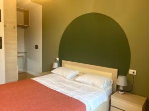 Bright 1BR flat in the city centre Tsereteli ave