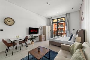 VayK - Contemporary and Cozy Studio in JVC