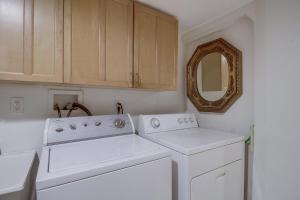 3BRB with Bonus Bedroom, Hot Tub, Tropical Oasis