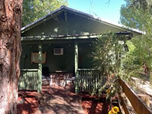 Shady Creekside Cabin
