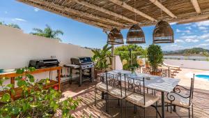 House with 3 ensuite bedrooms and a private pool