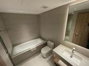 Căn hộ 2PN view biển Alacarte Hạ Long, bể bơi vô cực