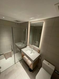 Căn hộ 2PN view biển Alacarte Hạ Long, bể bơi vô cực