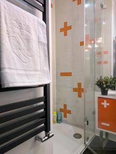 Royal Gardens Panorama Apartment by Cooee