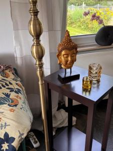 Sunlit Garden am Wald Strand Warnowufer