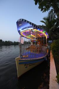 Riveria Caravan Houseboat