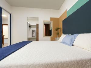 Casa com 2 quartos em condomínio tranquilo, suíte com cama king, ar-condicionado, Wi-Fi rápido, cozinha equipada e garagem privativa