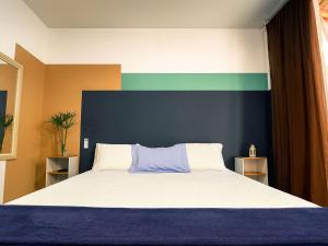 Casa com 2 quartos em condomínio tranquilo, suíte com cama king, ar-condicionado, Wi-Fi rápido, cozinha equipada e garagem privativa