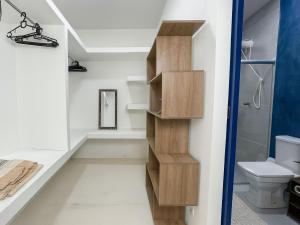 Casa com 2 quartos em condomínio tranquilo, suíte com cama king, ar-condicionado, Wi-Fi rápido, cozinha equipada e garagem privativa