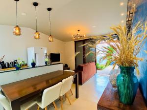 Casa com 2 quartos em condomínio tranquilo, suíte com cama king, ar-condicionado, Wi-Fi rápido, cozinha equipada e garagem privativa