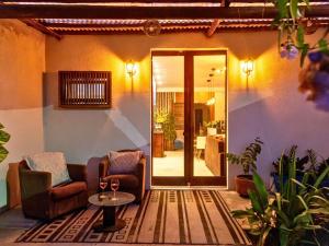 Casa com 2 quartos em condomínio tranquilo, suíte com cama king, ar-condicionado, Wi-Fi rápido, cozinha equipada e garagem privativa