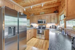 Cozy Retreat w Deck & Sapphire Resort Access!