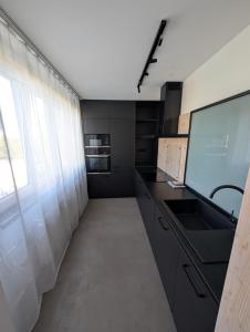 Chic & Modern Apartment with Mountain Views