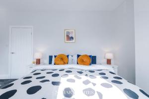 Stylish 4-Bedroom Salford Home - Sleeps 9 - Parking - Long Term Stays