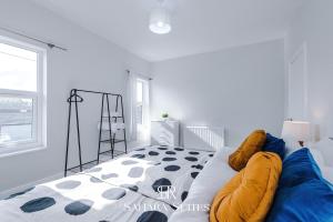 Stylish 4-Bedroom Salford Home - Sleeps 9 - Parking - Long Term Stays