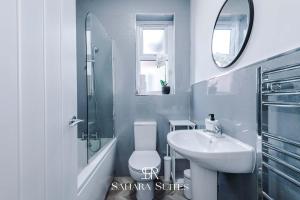 Stylish 4-Bedroom Salford Home - Sleeps 9 - Parking - Long Term Stays