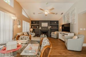 Villa Nine Palms - Pet Friendly Heated Pool Home with Spa & TV outside! - SWFL Rentals