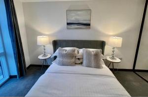 Penthouse Mill park train station