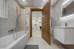 Luxurious and Spacious apartment with BBQ