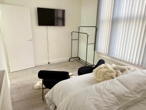 The Edgbaston Retreat-2 Bedroom Apartment With Netflix Streaming and Free Parking In Heart of Birmingham City Centre-Edgbaston