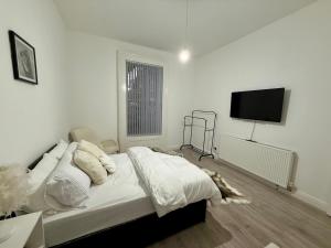 The Edgbaston Retreat-2 Bedroom Apartment With Netflix Streaming and Free Parking In Heart of Birmingham City Centre-Edgbaston