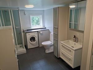 Cozy little house, centrally located in Ed!