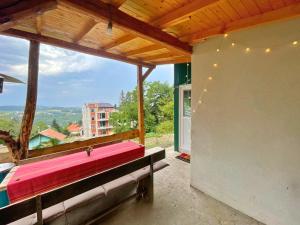 Kъщичка в полите на планина Витоша с коне и животни