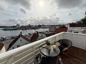 Panoramic Sea-view with balcony city centre