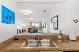 Walkable 2 bedrooms 2 bathrooms Apt, Sleep 6 ,King Bed, Free Parking, Wi-Fi, Pet OK