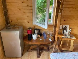 Kъщичка в полите на планина Витоша с коне и животни