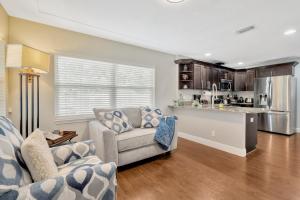 Spacious House with big backyard in N. Hyde Park Close to Downtown