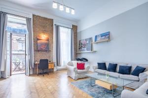 Central - Balcony - Large Home