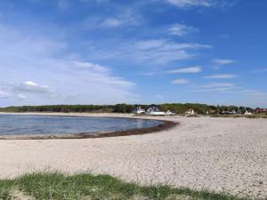 6 person holiday home in Dronningmølle