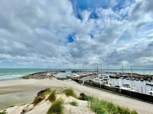 6 person holiday home in Dronningmølle