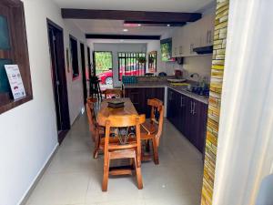 Family Home, 3 minutes from the Airport, parking